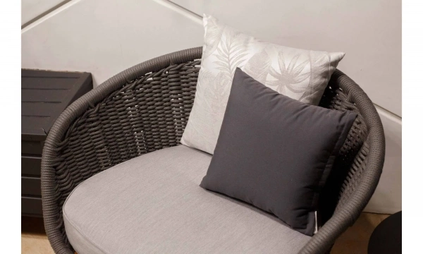 Кресло уличное с подушками